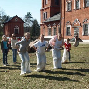 Детский праздник на Пасху в Свято-Никольском храме села Макарово.