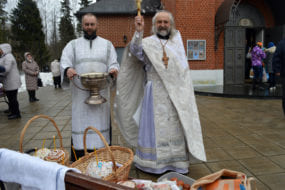 Освящение пасхальной трапезы в селе Макарово.