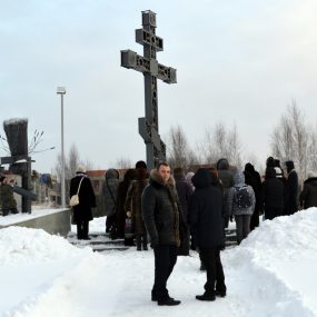 Лития у Поклонного креста память всех убиенных, замученных и пострадавших за веру в годы гонений после 1917 года (г.Черноголовка).