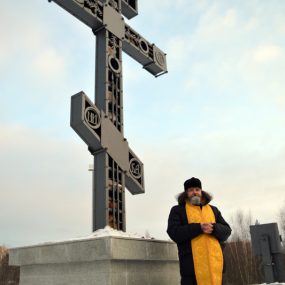 Лития у Поклонного креста память всех убиенных, замученных и пострадавших за веру в годы гонений после 1917 года (г.Черноголовка).