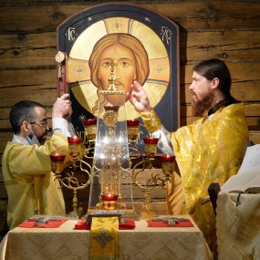 1 января 2022 года в новогоднюю ночь в храме великомученика и целителя Пантелеимона (г. Черноголовка) священника Иоанна Анисимова служил Божественную литургию.