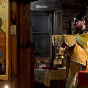 1 января 2022 года в новогоднюю ночь в храме великомученика и целителя Пантелеимона (г. Черноголовка) священника Иоанна Анисимова служил Божественную литургию.