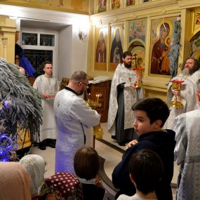 Праздничная Божественная Литургия началась в полночь 7 января 2022 года.