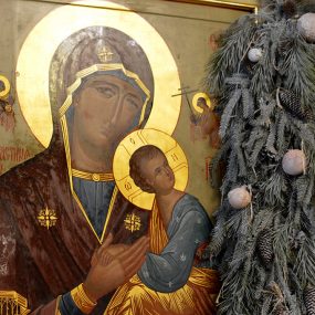 Рождественское украшение в Никольском храме с. Макарово Ногинского района Московской области.