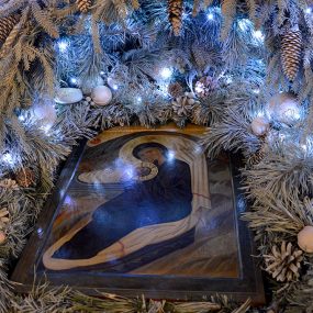 Рождественское украшение в Никольском храме с. Макарово Ногинского района Московской области.