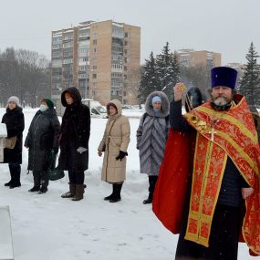 6 февраля 2022 года. А днём в городе Черноголовке у Поклонного креста в память обо всех пострадавших в годы гонений после 1917 года отслужили Молебен и заупокойную Литию.