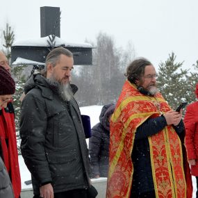 6 февраля 2022 года. А днём в городе Черноголовке у Поклонного креста в память обо всех пострадавших в годы гонений после 1917 года отслужили Молебен и заупокойную Литию.
