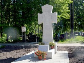 В День Рождения протоиерея Вячеслава Перевезенцева, 8 июня 2022 года, на его могиле, около Свято-Никольского храма с.Макарово, освятили Крест и отслужили Литию.