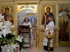 В День Рождения протоиерея Вячеслава Перевезенцева, 8 июня 2022 года, на его могиле, около Свято-Никольского храма с.Макарово, освятили Крест и отслужили Литию.