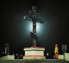 Поклонный крест в память всех убиенных, замученных и пострадавших за веру в годы гонений после 1917 г. на месте строительства храма в честь Новомучеников и Исповедников Российских в городе Черноголовка