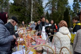 15 апреля 2023 года в Свято-Никольский храме села Макарово (г.о. Черноголовка Московской обл.) состоялось Освящение пасхальной трапезы.