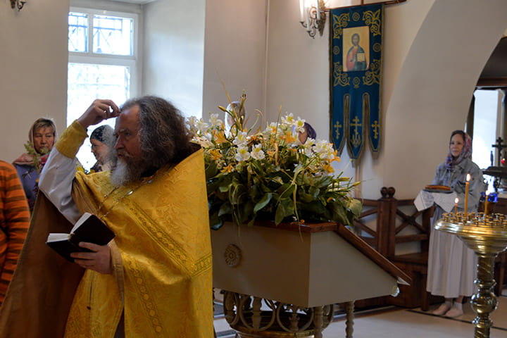 15 июня 2023 года в Свято-Никольский храме село Макарово после Божественной Литургии прихожане поздравили протоиерея Андрея Фёдорова с Днём Рождения.