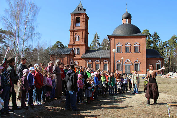 12 апреля 2015 года состоялся традиционный Семейный Пасхальный Фестиваль у Свято-Никольского храма в с. Макарово.