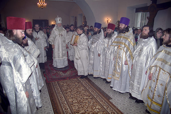 12 ноября 2000 года митрополит Крутицкий и Коломенский Ювеналий совершил великое освящение Свято-Никольского храма в с. Макарово.
