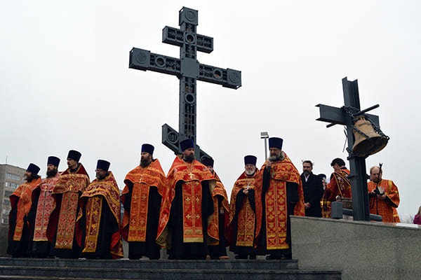 11 ноября 2017 года. Освящение Поклонного креста (в г. Черноголовке) в память всех убиенных, замученных и пострадавших за веру в годы гонений после 1917 года.