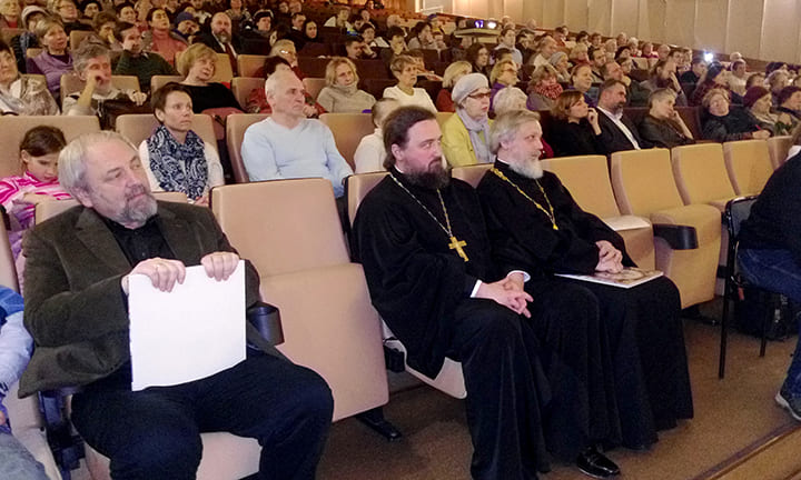 После освящения Поклонного креста в Черноголовке прошла историческая конференция «Россия в XX веке. Трагедия и величие». 11 ноября 2017 годаДом ученых распахнул свои двери для тех, кому была интересна история нашей страны в изломах первой половины XX века, ее духовные взлеты и поражения.