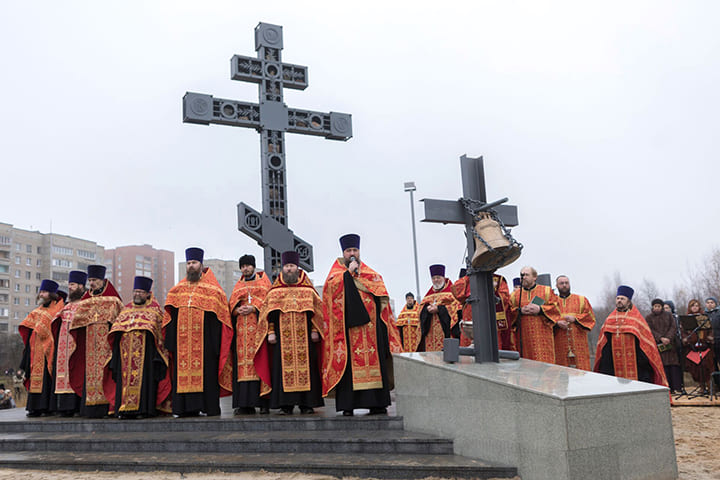 11 ноября в Черноголовке был освящен установленный на Центральной улице Поклонный крест - в память обо всех пострадавших в годы гонений после 1917 года. Торжественная церемония состоялась при большом стечении народа, на месте предполагаемого строительства Храма в честь новомучеников и исповедников Российских.